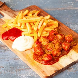 Currywurst + Pommes Frites inkl. Mayo & Ketchup